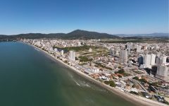 alta-surpreendente-no-preco-de-imoveis-faz-cidade-do-litoral-norte-de-sc-desbancar-gigantes