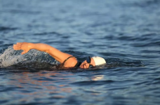 atleta-se-torna-a-primeira-ultramaratonista-a-nadar-os-36-km-da-costa-verde-e-mar