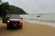 corpo-encontrado-boiando-em-praia-de-porto-belo-e-resgatado-por-moradores